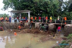 Puluhan Orang Berjibaku Angkat Sampah di Dam Jetis Klenteng Sragen