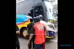 Massa Hentikan Paksa Bus Sumber Selamat yang Ngeblong di Jalan Solo-Sragen