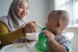 Pola Makan Sehat Bayi: Tidak Hanya Jenis Makanan, Frekuensi Juga Jadi Perhatian