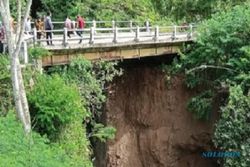 Hati-Hati! Jembatan Penghubung Desa Sumur & Lanjaran di Tamansari Boyolali Longsor