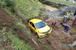 Mobil Terjun ke Kebun di Tawangmangu Diduga Gegara Sopir Gak Fokus