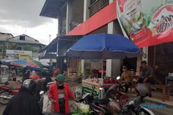 Sepi Pembeli, Pedagang Pasar Ir Soekarno Sukoharjo Nekat Berjualan Di Pinggir Jalan
