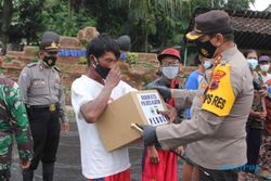 Alhamdulillaah, Polisi dan Tentara Bagi-Bagi Paket Sembako Kepada Korban Banjir di Klaten