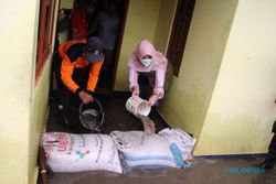Kunjungi Korban Banjir Pesu, Bupati Klaten Sri Mulyani Bantu Bersih-Bersih Rumah
