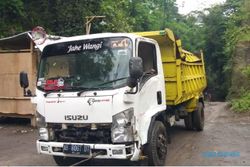 Tebing Setinggi 10 Meter di Jatinom Klaten Longsor, Belasan Truk Rusak