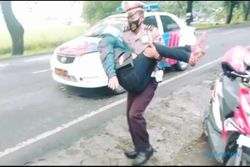 Heroik, Polisi di Sragen Membopong Ibu Hamil yang Jatuh di Jalan Berlubang
