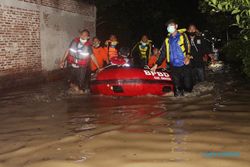 Kisah Sukarelawan SAR Sragen Menerjang Air Banjir Kedalaman 1,2 Meter Saat Evakuasi Ibu Hamil