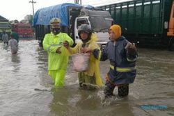 Air Tak Kunjung Surut, Kaligawe Semarang Dilumpuhkan Banjir