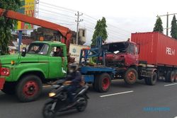 Bruakkk! Truk Seruduk Mobil Carry di Lampu Merah PN Klaten