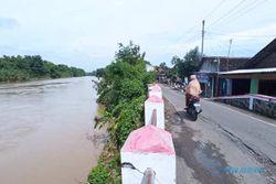Air Sungai Bengawan Solo Hampir Meluap, Warga Pilang Sragen Santuy Jemur Kain Batik