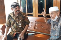 Wali Kota Solo Rudy Dapat Kenang-Kenangan Belangkon Hitam Dari Habib Hasan, Ada Maknanya Loh...