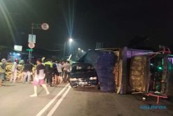 Truk Seruduk 2 Minibus di Bangjo Pasar Sapi Salatiga, 2 Orang Meninggal
