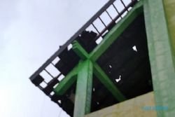 Diterjang Angin Kencang, Atap Rumah dan Sekolah di Grobogan Rusak