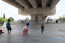 Di Kolong Flyover, Anak-Anak Solo Latih Motorik Pakai Skateboard