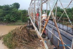 Sampah Bambu Nyangkut di Jembatan, Bikin Warga Madiun Khawatir