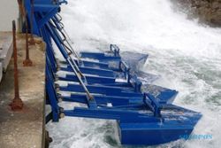 Eco Wave Power Ajak Panen Listrik Dari Gelombang Air Laut
