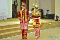 Mewah! Pakaian Tradisional Asal Indonesia Ini Penuh Sulaman Benang Emas