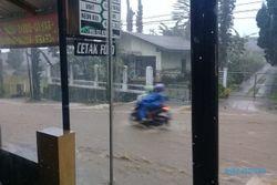 Hujan Deras Guyur Tawangmangu Karanganyar, Air Genangi Jalan Utama dari Depan Pasar Hingga Kalisoro