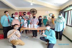 KKN di Tengah Pandemi, Mahasiswa UNS Membuat Tempat Handsanitizer Injak