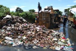 Truk Terguling, Sampah 5 Ton Kocar-Kacir di Jalanan Klaten