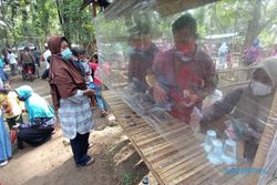 Pedagang Pasar Bahulak Sragen Pasang Lapak Berplastik Demi Tangkal Corona