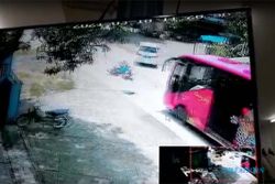 Ngeri! Detik-Detik Pengendara Motor Masuk Kolong Bus Trans Jateng di Jalan Solo-Purwodadi