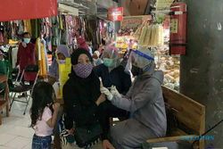 Ratusan Pedagang Pasar Tawangmangu & Karangpandan Disuntik Vaksin Covid-19