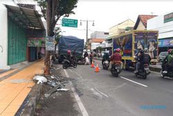 Mendadak Oleng, Truk Tabrak Mobil Parkir di Jalan Solo-Jogja Dekat Pasar Delanggu