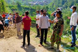 Tebing di Beruk Karanganyar Longsor Timbun Jalan, 500 Jiwa Terisolasi