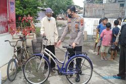 Terenyuh, Kapolsek Pasar Kliwon Solo Beri Sepeda Untuk Kakek-Kakek Penjual Mainan