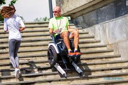 Kursi Roda Elektrik Scewo Bro Bikin Naik-Turun Tangga Tak Lagi Masalah