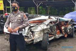 Ringsek, Begini Penampakan Mobil Ditabrak Truk di Dekat Pasar Delanggu Klaten