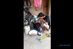 Pelajar SMK Buka Tambal Ban Panggilan Di Soloraya: Tak Kapok Meski Sering Tombok