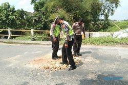 Satlantas Grobogan Tutup Lubang Jalan Cegah Kecelakaan