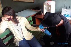 Walah! Cincin Kawin Tak Bisa Dilepas, Ibu Muda Sragen Dilarikan ke Satpol PP