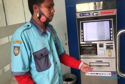 Mulia Sekali! Juru Parkir Tunarungu Solo Kembalikan Uang Rp500.000 Tertinggal di ATM