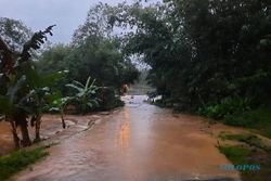 Banjir Meluap Ke Jalan Jatiroto Wonogiri, Mobil Berisi 3 Orang Terseret Arus