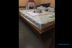 Rumah Dikepung Banjir, Warga Kingkang Klaten Ini Santuy Tidurkan Bayi di Kasur