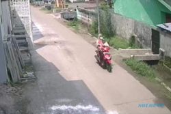 Sambil Gendong Balita, 2 Emak-Emak di Mojokerto Nekat Curi Motor di Siang Bolong