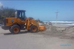 Wheel Loader Rusak, Pantai Parangtritis Terancam Penuh Sampah