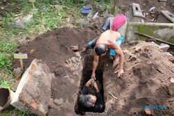 Tanah Tergerus Aliran Sungai Wiroko, 14 Makam di Tirtomoyo Wonogiri Dipindah