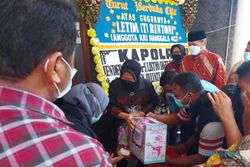 Berkunjung ke Wonogiri, Mensos Risma Beri Bantuan Uang dan Mainan kepada Anak Korban KRI Nanggala-402