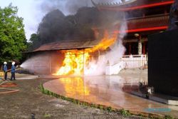 Tempat Penyalaan Lilin Kelenteng Sam Po Kong Semarang Terbakar