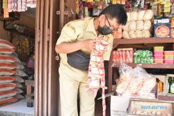 Sidak di Pasar Jongke & Karangpandan Karanganyar, Petugas Temukan Makanan Kedaluwarsa