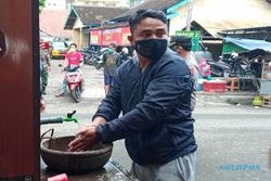 Polwan Bagikan Masker dan Ajak Pengunjung Pasar Gemolong Sragen Cuci Tangan