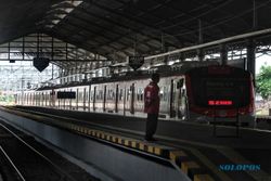 Porter Stasiun Solo Balapan Terdampak Larangan Mudik : Tetap Bersyukur Meski Penumpang KA Sepi