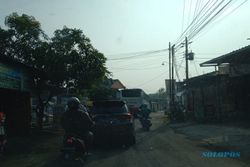 Jalan Solo Purwodadi Dicor Bikin Macet, Bus Masuk Kampung Cari Jalur Alternatif