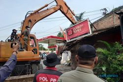 Satpol PP Semarang Bongkar Puluhan Kios PKL di Simongan