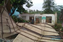 Hujan Deras Disertai Angin Kencang, Atap Sekolah dan 3 Rumah di Jatipuro Karanganyar Rusak