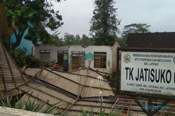 1 Sekolah & 3 Rumah di Jatipuro Karanganyar Rusak Diterjang Angin Kencang
